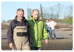 Vladimir Putin and Vyacheslav Rozhnov, the deputy director at the Severtsov Institute of Ecology and Evolution, going into the water in wet suits