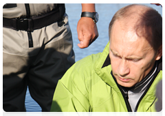 Vladimir Putin carefully untangling wires