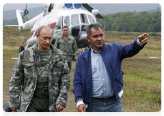 Едва сойдя с вертолета вместе с главой МЧС Сергеем Шойгу, Владимир Путин направился в одну из походных палаток ученых-териологов