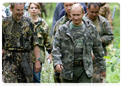 Vladimir Putin, Sergei Shoigu and the researchers going back to the camp