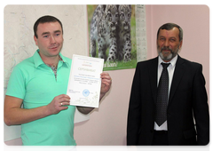 Директор нацпарка «Сайлюгемский» вручил сертификаты авторам лучших имён для котят снежного барса