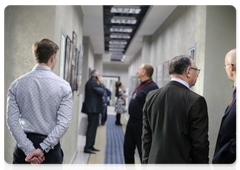 Participants of a forum at the Moscow University of Finance and Law forum visit the exhibition