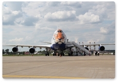 Tiger-striped Boeing unveiled in Moscow