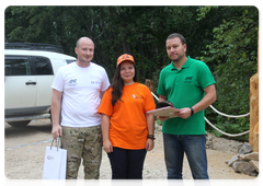 Sergei Aramilev, director of the Amur Tiger Centre’s Primorye branch, and Dmitry Gorshkov, director of the Sikhote-Alin Biosphere Reserve, with Lilia Kharlamova, a fourth-year student of the Voronezh Pyotr I State Agrarian University