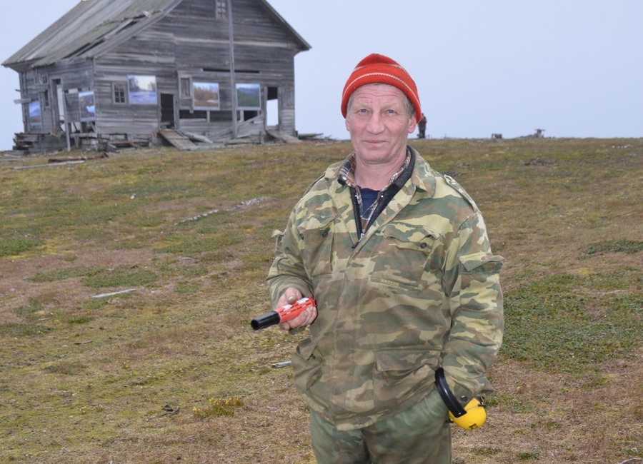 A mechanic from the Fyodorov Polar Station with a flare gun