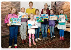 Лауреаты конкурса со своими работами и преподавателем рисования Ириной Верпетой