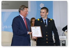 Sergei Ivanov hands out awards to border guards for reporting injured leopard cub