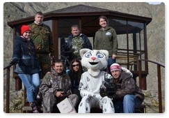 Journalists follow snow leopard tracks