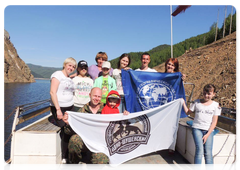 Победители фестиваля отправились на экскурсию по Саяно-Шушенскому водохранилищу к водопаду Катушка