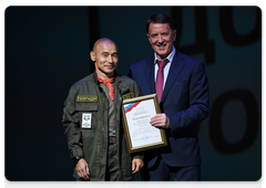 Deputy Prime Minister Alexei Gordeyev presents a letter of commendation from the Russian Government to Valery Yashmetov, expert of the Primorye Territory Department for Protection, Control and Regulation of the Use of Wildlife