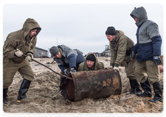 Volunteers clean up Vilkitsky Island. Photo from Yevgeny Rozhkovsky’s personal archive