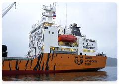 Simfoniya refrigerated cargo ship, 103 metres long and 17 metres wide, has become the first vessel in the world painted with an image of a rare predator